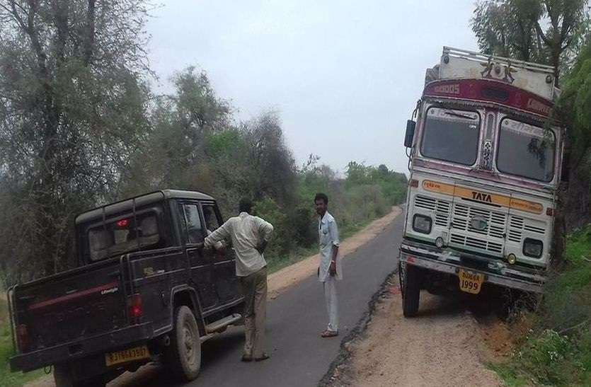jalore-pwd-bagra सड़क से उतरा ट्रक, किनारे पर पटरी में फंसा