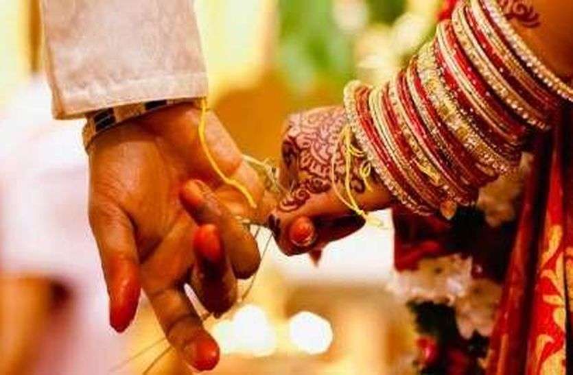 Fraud Case on the Name of Marriage : शादी के नाम पर करीब साढ़े तीन लाख रुपयों की ठगी करने के मामले में पुलिस ने दो आरोपियों को गिरफ्तार कर न्यायलय में पेश किया है, जहां से दोनों को जेल भेज दिया गया है। दुल्हन को देखते ही दूल्हे ने कर दिया शादी से इनकार, बैरंग लौटी बारात