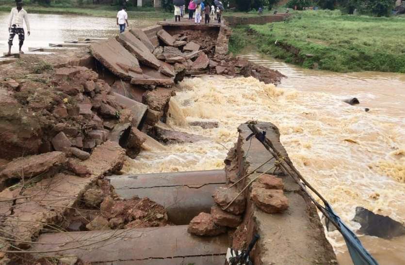 high flood level in madhya pradesh, see must videos हिरण नदी का बढ़ा जलस्तर, बाढ़ में बहा पुल- देखें वीडियो