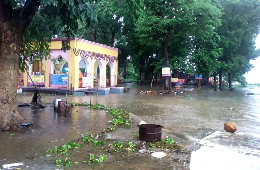Water came to Barwani Rajghat, administration started rescue operation बड़वानी राजघाट पर आया पानी, प्रशासन ने किया रेस्क्यू ऑपरेशन शुरू