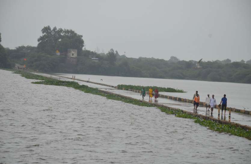 Gate of Sardar Sarovar Dam, Narmada Bachao Andolan डूब से टकराने को तैयार बांध प्रभावित, शुरू किया सत्याग्रह