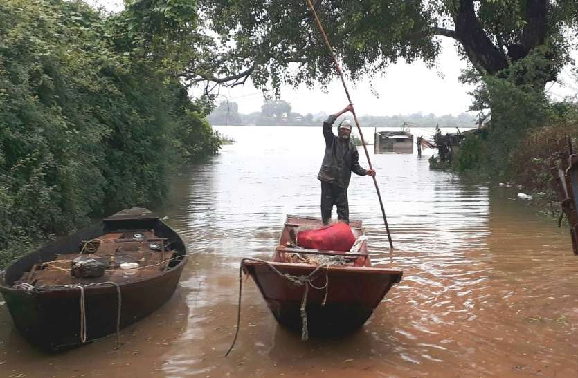 बड़वानी में राजघाट पर पानी भरने से बसती में पानी घुसा चली नाव चारों ओर पानी से घिरा राजघाट, प्रशासन पहुंचा रेस्क्यू करने, हुआ विरोध