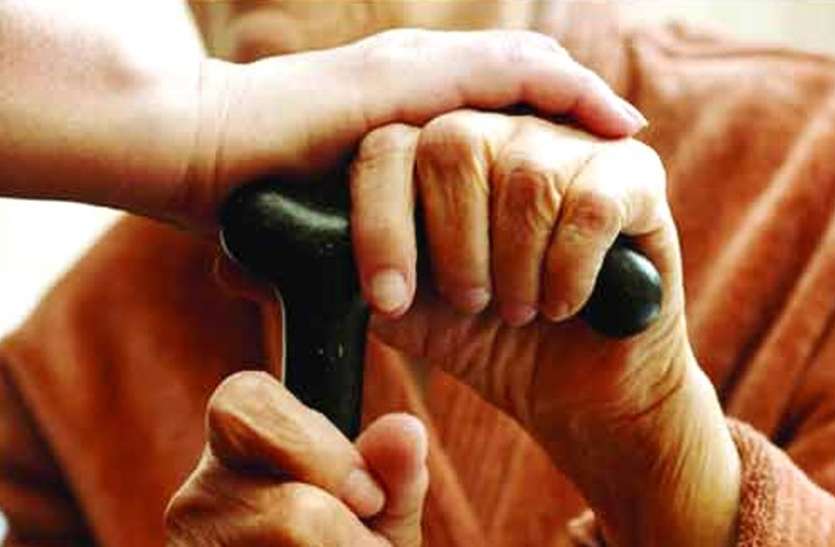 indore बुजुर्ग मां रोते हुए बोलीं - बेटी बारिश में घर से निकाल देती है, खाना मांगा तो कान पर फर्शी मार दी