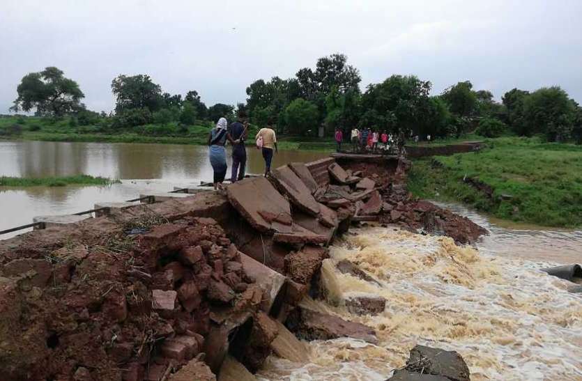 Bridge built on washed away due to rain बारिश में बह गया कटरा मार्ग में बरनू नदी पर बना पुल