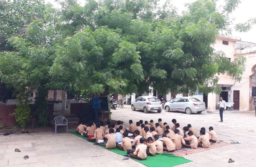 Here children are studying under the tree ... know where is such a sch यहां पेड़ तले होती है बच्चों की पढ़ाई...जानिए कहां है ऐसा स्कूल