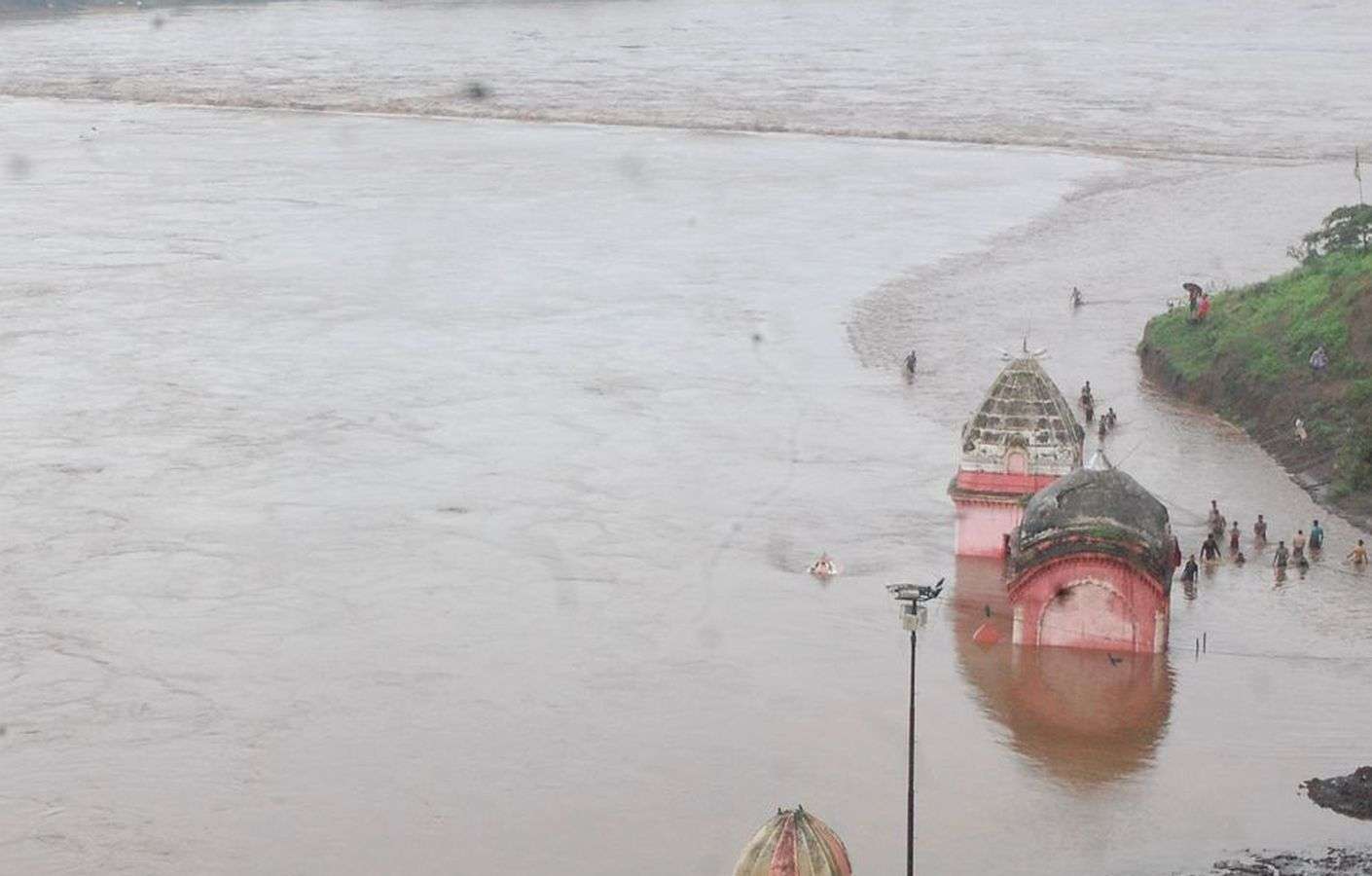 ताप्ती नदी खतरे के निशान से ऊपर बह निकली।