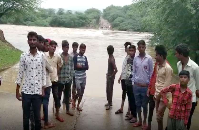 heavy rain in bundi भारी बारिश से नदी में आया उफान, पुलिया पर चली 6 फिट की चादर, कटा कई इलाकों का संपर्क