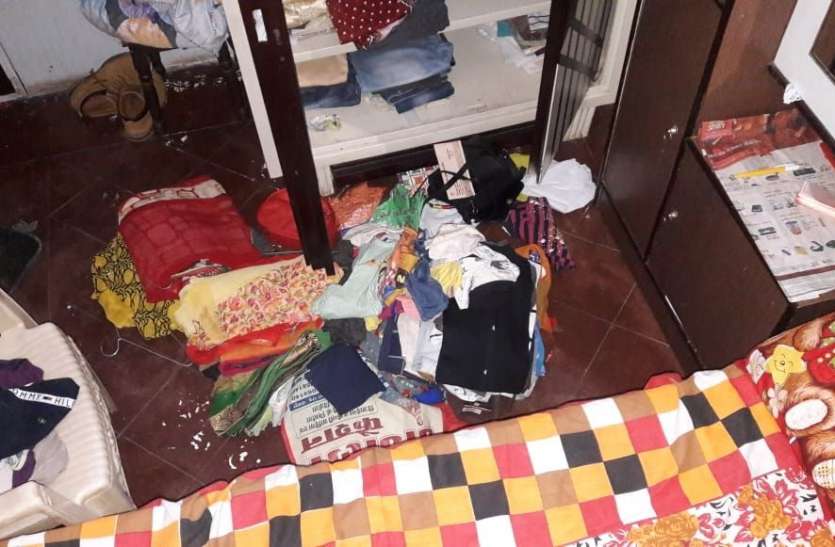 The thieves' explosion: Cash and jewelery stolen from a house in broad चोरों की धमाचौकड़ी : दिनदहाड़े सूने मकान से लाखों की नकदी व जेवरात चोरी
