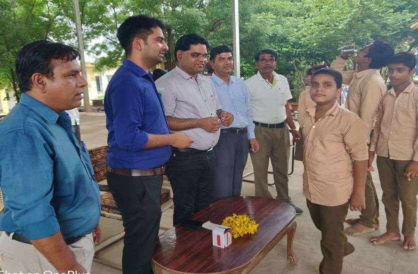 Tablet not reached in many schools in bhilwara कई स्कूलों में नहीं पहुंची गोली