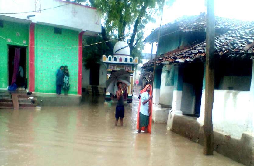 Flood in Chhattisgarh बारिश से बढ़ी लोगों की मुसीबत, राहत और बचाव के लिए इस नंबर पर लगाए फोन, मिलेगी तत्काल मदद
