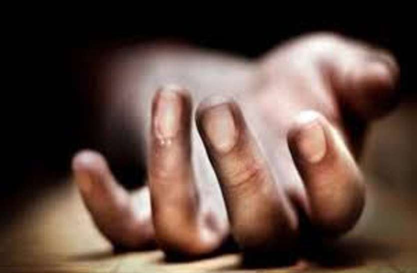 Snake bite पत्नी और बच्चे के साथ सो रहा था युवक, आधी रात मौत ने दी दस्तक लेकिन उठकर फिर सो गया, सुबह चली गई जान