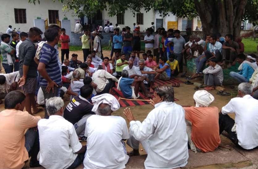 Villagers angry over not catching the real accused of buffalo theft भैंस चोरी के असली आरोपी नहीं पकडऩे पर गुस्साए ग्रामीण