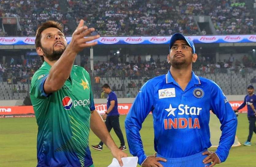 Afridi And Dhoni धोनी-अफरीदी नहीं बल्कि इस अनजान खिलाड़ी ने मारा क्रिकेट इतिहास का सबसे लंबा सिक्स