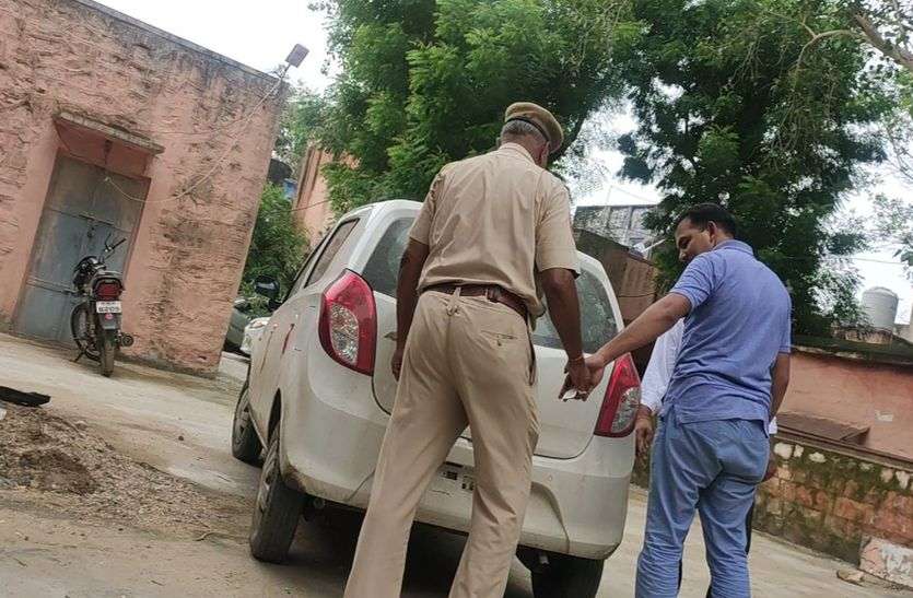 Police recovered doda-post from car without number in Sojat of Pali बिना नंबरी कार में भरा था डोडा-पोस्त, पुलिस ने दबोचा