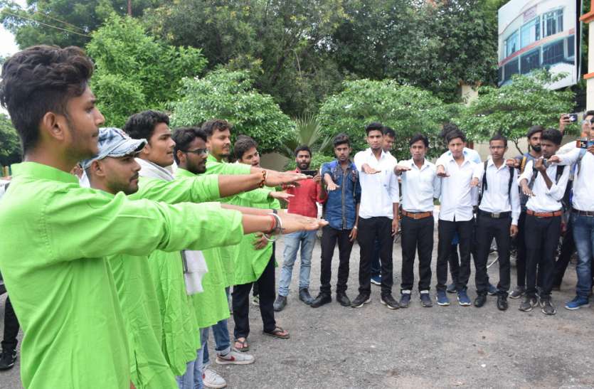 decision of 1000 plantation in bundelkhand university भारत छोड़ो आंदोलन की 77वीं वर्षगांठ पर यूनिवर्सिटी में लिया गया ये बड़ा संकल्प