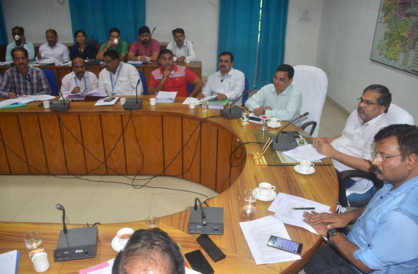District Consultative Committee Meeting आदिवासी खातेदारों को मिल सकता है दस हजार का ओवर ड्राफ्ट, जानें प्लान