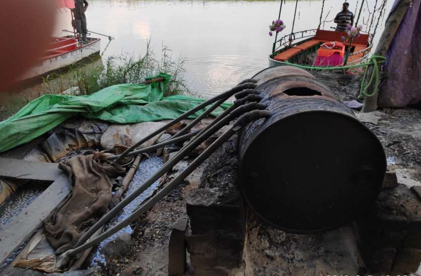 Police take action against illegal liquor in Ayodhya and Gonda Ayodhya : गोंडा जिले के माझा इलाके में कुटीर उद्योग की शक्ल ले चुका है कच्ची शराब का कारोबार