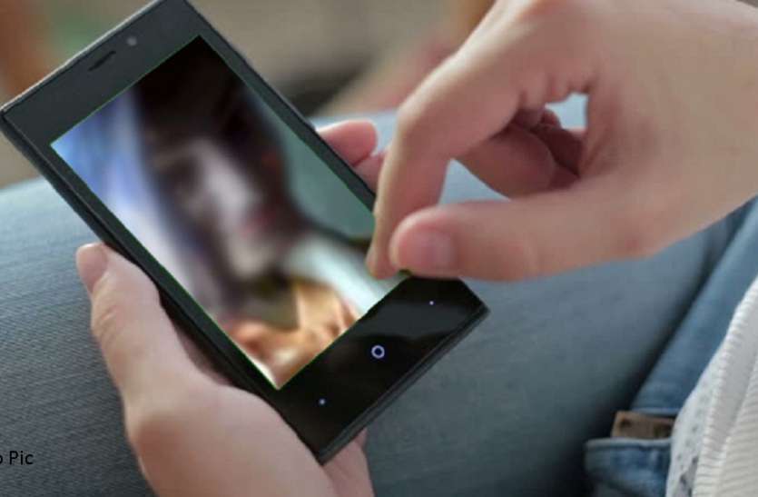 girls intimate photo viral in facebook बहन की सहेली ने भाव नहीं दिया तो एफबी पर डाल दी गंदी फोटो