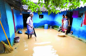 Villages became islands Chhattisgarh Meteorological department alert छत्तीसगढ़ में बरस रही आफत की बारिश, गांव बने टापू, मौसम विभाग ने जारी किया अलर्ट