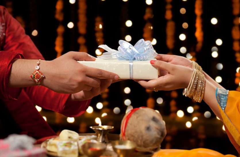 rakshabandhan gifts Rakshabandhan 2019: इस बार अपनी बहन को दें ये विशेष गिफ्ट, भर जाएगी धन से आपकी झोली