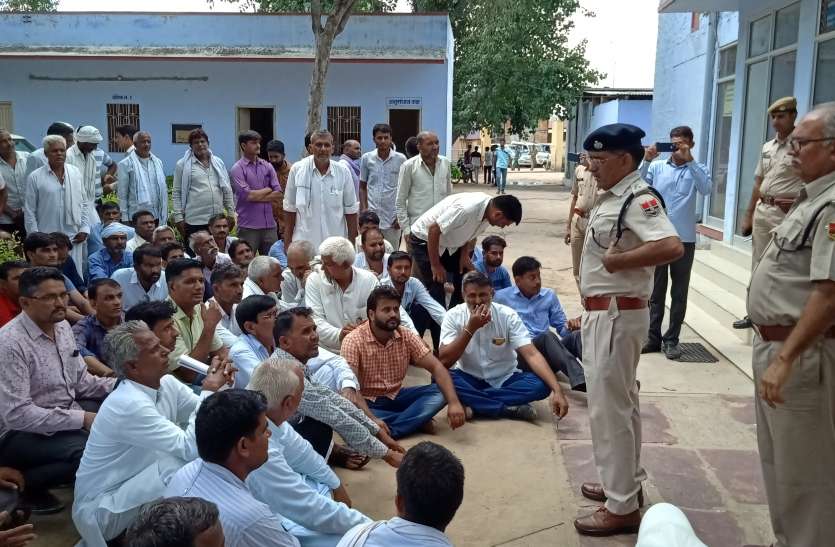 dharna pradarshan लापरवाही पर गिरी गाज: प्रभारी निलंबित पूरी पुलिस चौकी को किया लाइन हाजिर