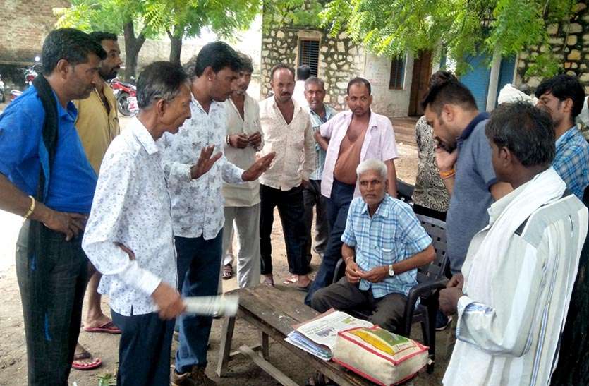 rain-water-filled-in-gss-closed-for-years सालों से बंद जीएसएस के ताले खुले तो कार्यालय में भरा था बारिश का पानी, ग्रामीणों ने व्यवस्थापक को सुनाई खरी-खोटी