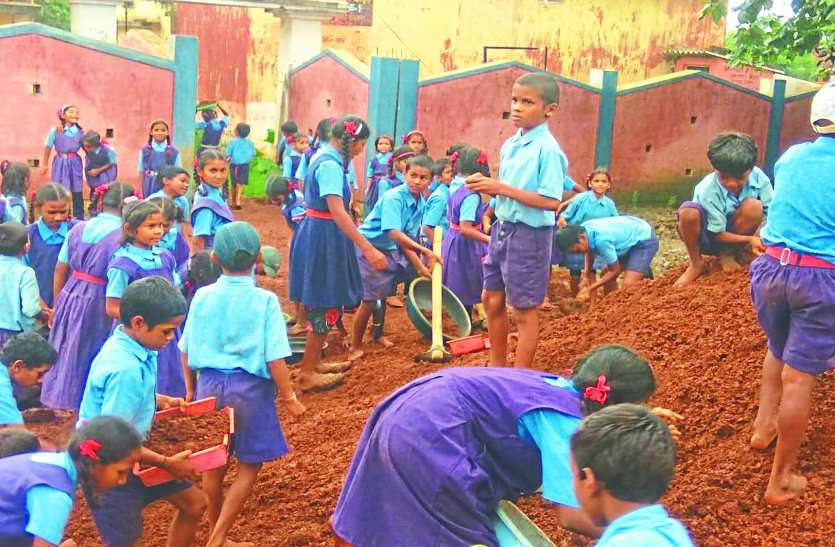 Balod school student ये तस्वीरें आपको हैरान कर देगी, गुरु जी ने न आव देखा न ताव, स्कूल के मासूम बच्चों को बना दिया मजदूर