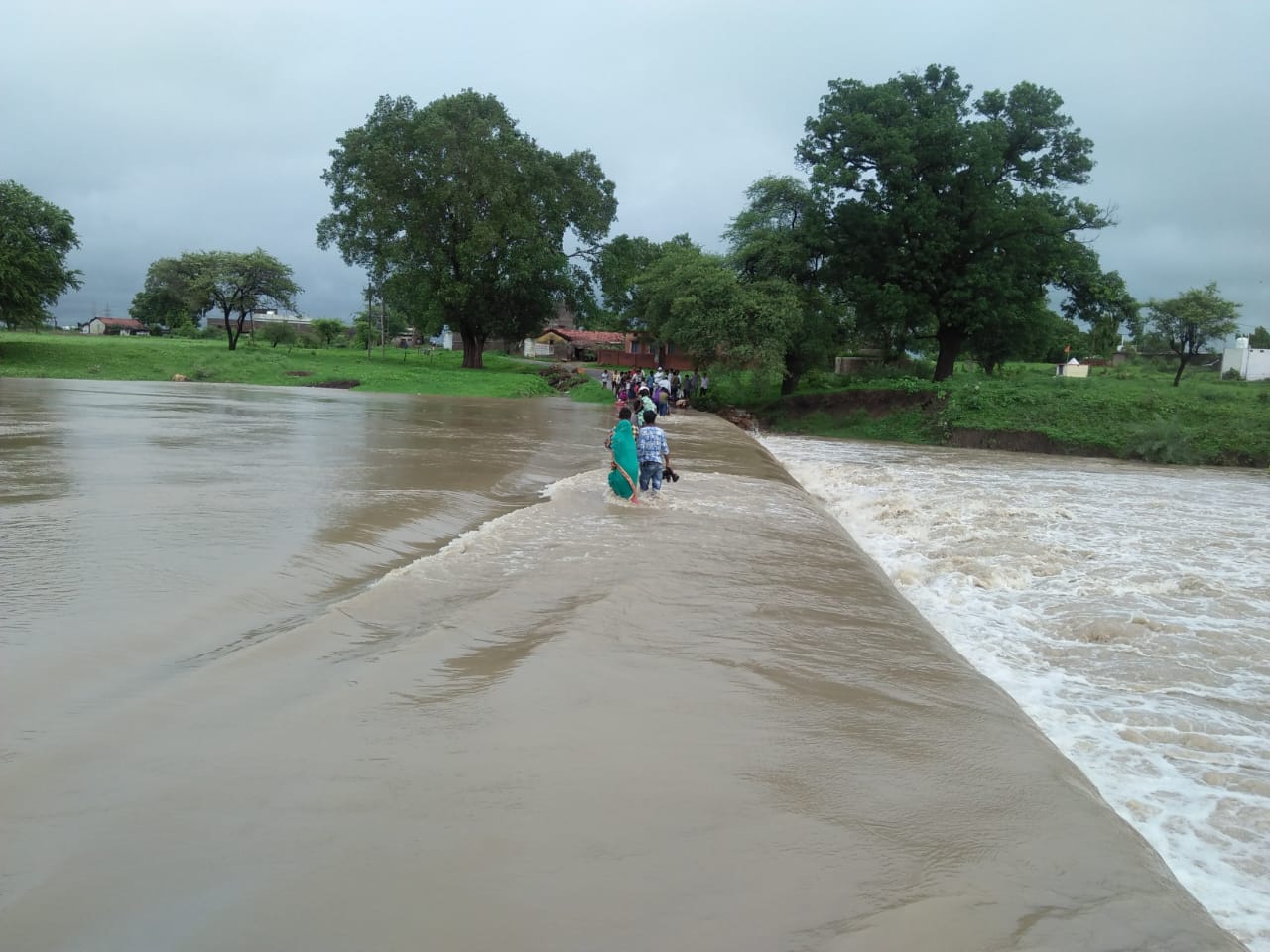 Rivers and rivers rise due to heavy rains