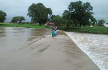 Jhalawar News: car fall In river, watch video राजस्थान में बारिश के दौरान बेकाबू होकर नदी में गिरी कार