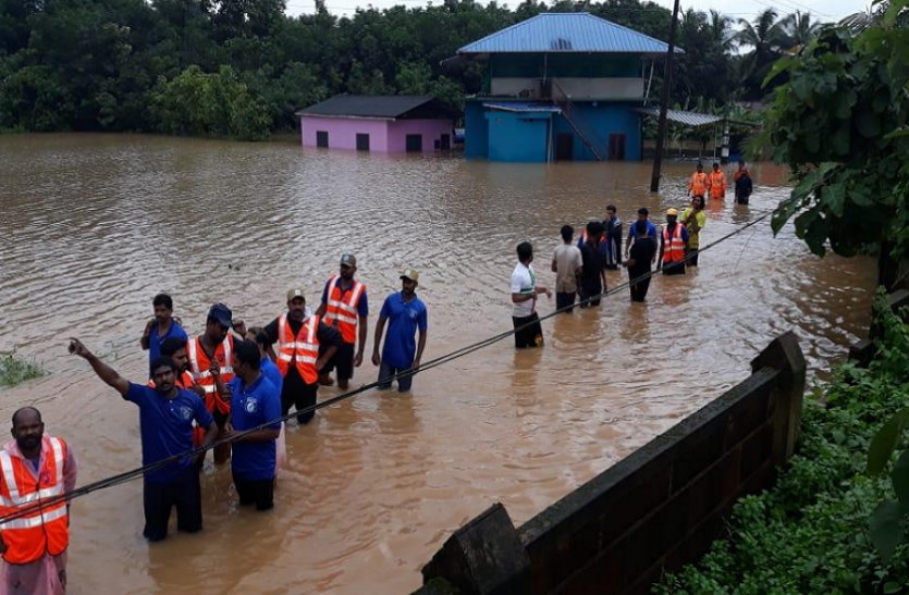 kerala कर्नाटक में बारिश के कहर से 5 की मौत, केरल में बाढ़ जैसे हालात के बीच रेस्क्यू ऑपरेशन जारी