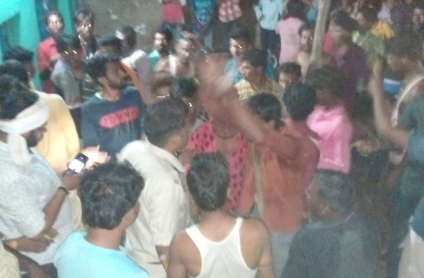 Mob Litching news in khargone बच्चा चोरी के शक में शराब ठेके के कर्मचारियों से मारपीट