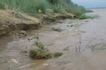peoples fere after flood situation in chandauli तेज़ी से बढ़ते गंगा के जलस्तर को देखते हुए तटवर्ती इलाके के लोग सहमे, जिला प्रशसन ने भी कसी कमर