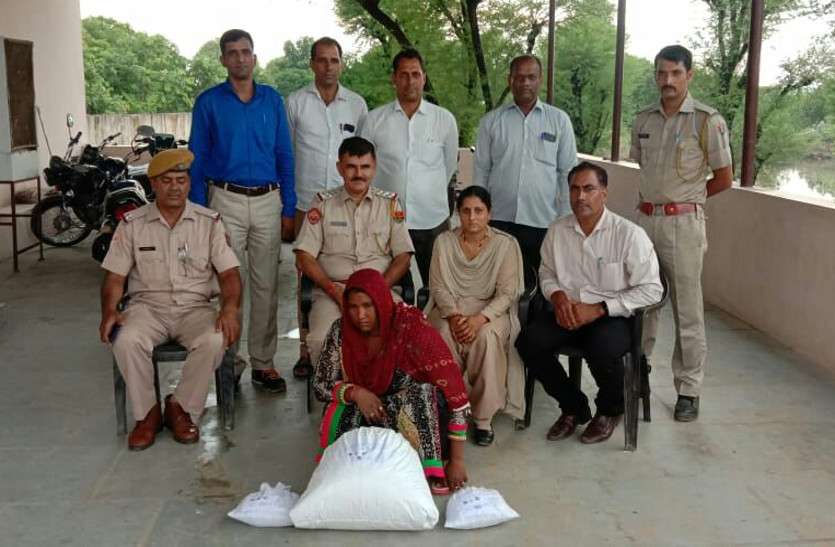 Hemp smuggling in jaipur हाईवे पर संदिग्ध अवस्था में खड़ी थी महिला, सूचना पर पुलिस ने ली तलाशी तो मिला 8 किलो गांजा