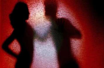 woman blackmailed by husband friends over unethical relationship पति के जाने के बाद उसके दोस्त पत्नी संग बनाते थे अनैतिक संबंध, प्यार के नाम पर लूट ले गए 9 लाख 30 हजार
