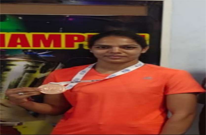 patrika ये है उज्जैन की मंजू जो रशिया में चलाएगी मुक्के