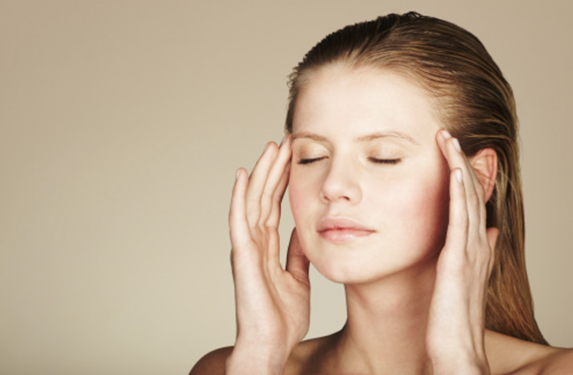 acupressure tips to migraine एक्यूप्रेशर तकनीक से माइग्रेन को यूं दे मात