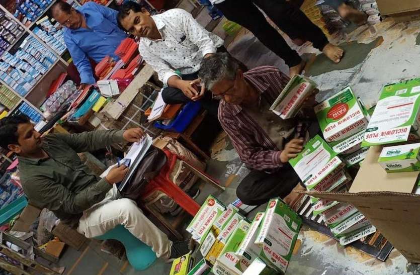 patrika लायसेंस नहीं मिला तो एक लाख रुपए की दवाई की जप्त