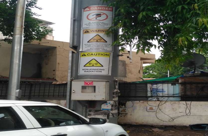 Mobile Tower रेडिएशन के खतरे से बचाव को फुटपाथ पर नहीं सबसे ऊंची इमारत पर लगे मोबाइल टावर