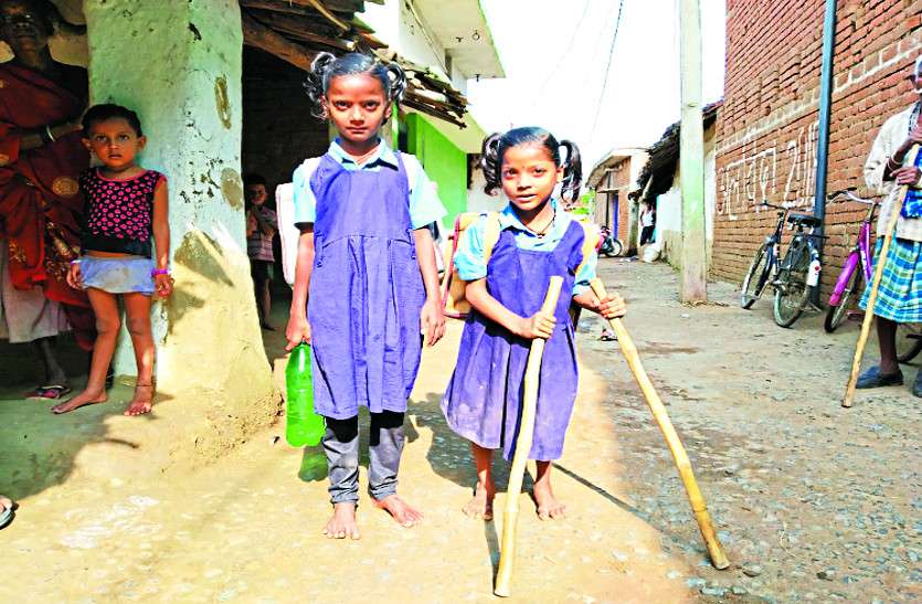Kawardha पढ़ाई का एेसा जुनून कि डंडों की बैसाखी के सहारे रोज आधा किमी चलकर स्कूल पहुंचती है जुड़वां बहनें