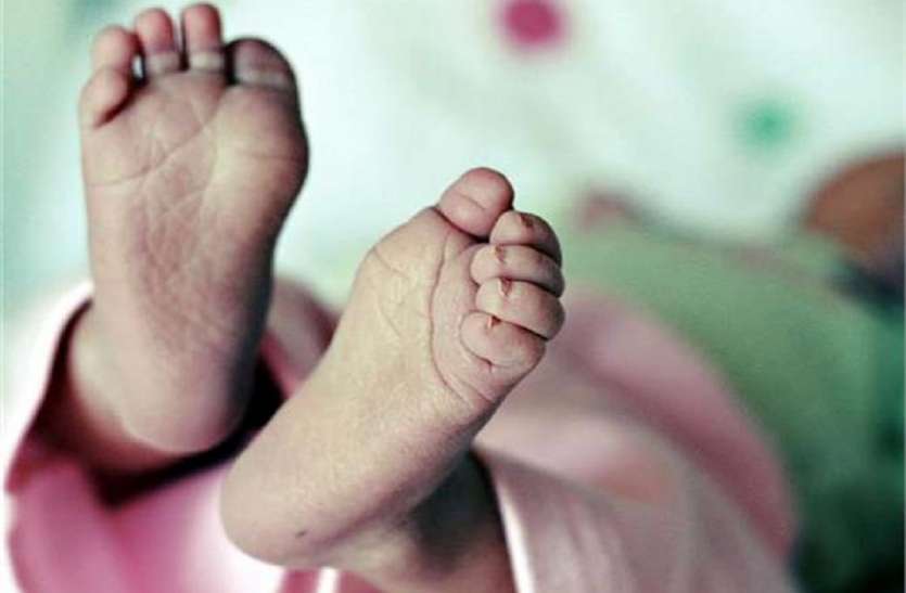 Newborn Baby मां से दूधमुंही बच्ची को छीना और अस्पताल के पालने में डालकर गायब हो गया पिता, रातभर बच्ची को तलाशती रही मां