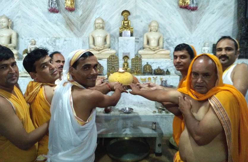 temples-echoed-with-shouts-of-god भगवान के जयकारों से गूंजे मंदिर,11 किलो का चढ़ाया निर्वाण लड्डू
