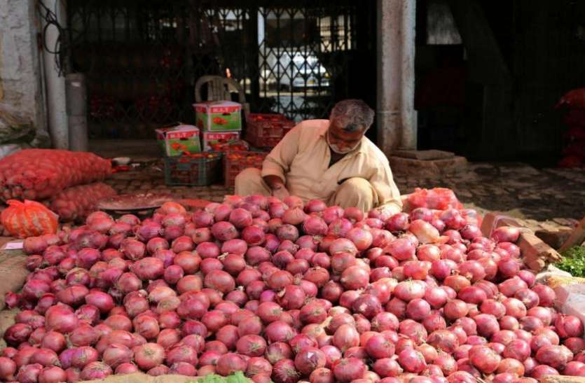 onion.jpg सरकार की तमाम कोशिशों के बाद भी कम नही हो रही प्याज की कीमतें, 100 रुपए तक पहुंचे दाम