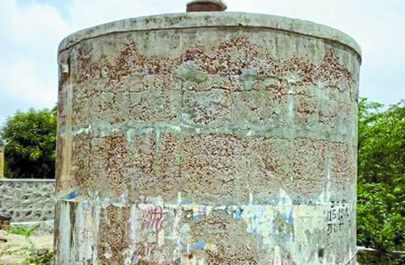 Drinking water crisis since one month, villagers yearn for water बुड़ीवाड़ा में एक माह से पेयजल संकट,पानी के लिए तरस रहे ग्रामीण