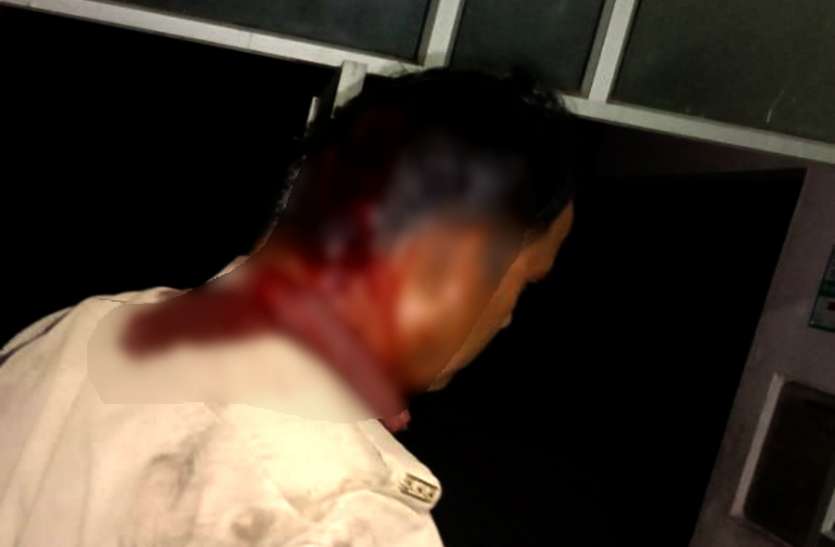 Police प्रतापगढ़ के कुंडा में पुलिस टीम पर हमला, कई पुलिस वाले गंभीर रूप से घायल, गांव पहुंची फोर्स