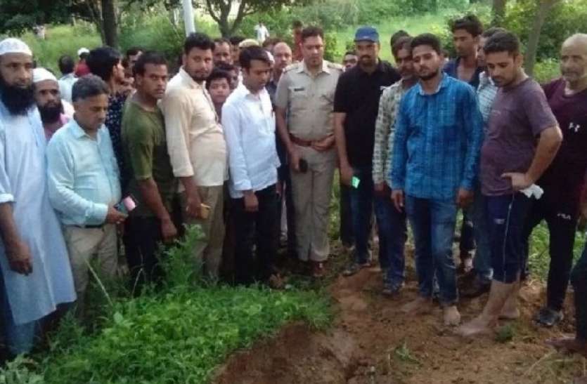 bijnor Bijnor: कब्र खोदकर तीन शवों के ये अंग चुरा ले गए चोर
