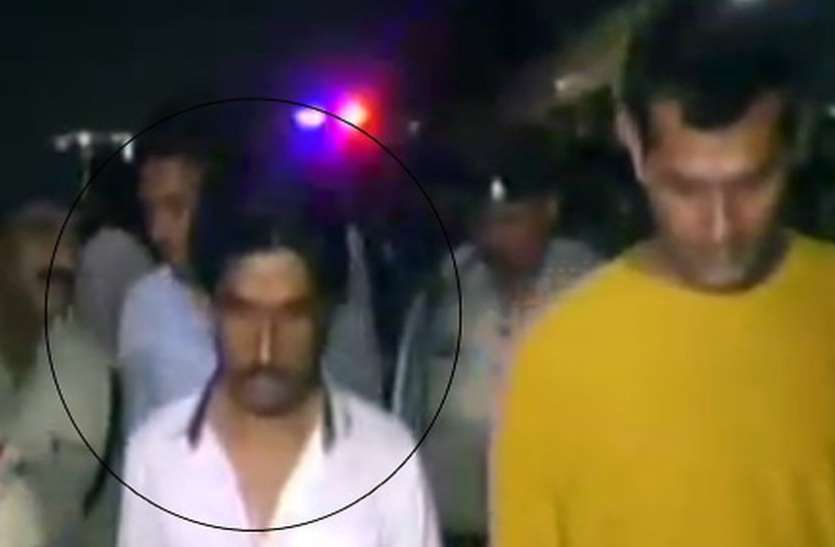 indore जिस कमोड में गुंडे ने नाबालिक का मुंह दबाकर मारपीट की, वहीं ले गई पुलिस और किया ये...