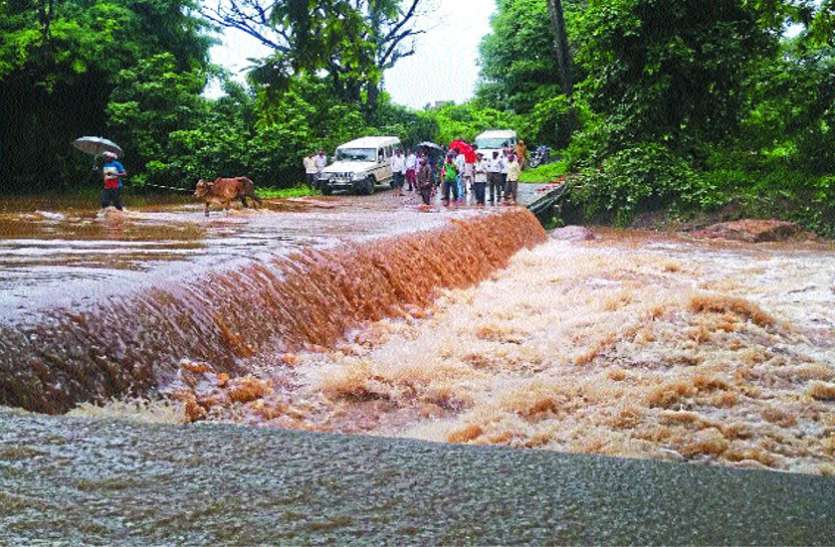 On the river-stream in Pathai पाठई में नदी-नाले उफान पर