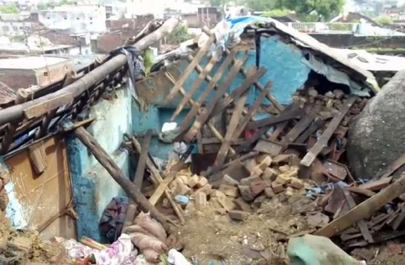 old lady death #breaking_news बारिश में भर-भराकर गिरा पहाड़ का पत्थर, दबकर महिला की मौत- देखें वीडियो