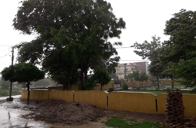 Rain In Sri Ganganagar श्रीगंगानगर में बरसे मेघ, अच्छी बारिश के इंतजार में अब भी खेतों में नहीं हुई बुवाई