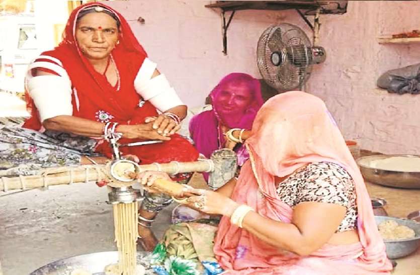 Shops adorned with rakhis, preparations for Rakshabandhan started घरों में बन रही सेवइयां, राखियों से सजी दुकानें